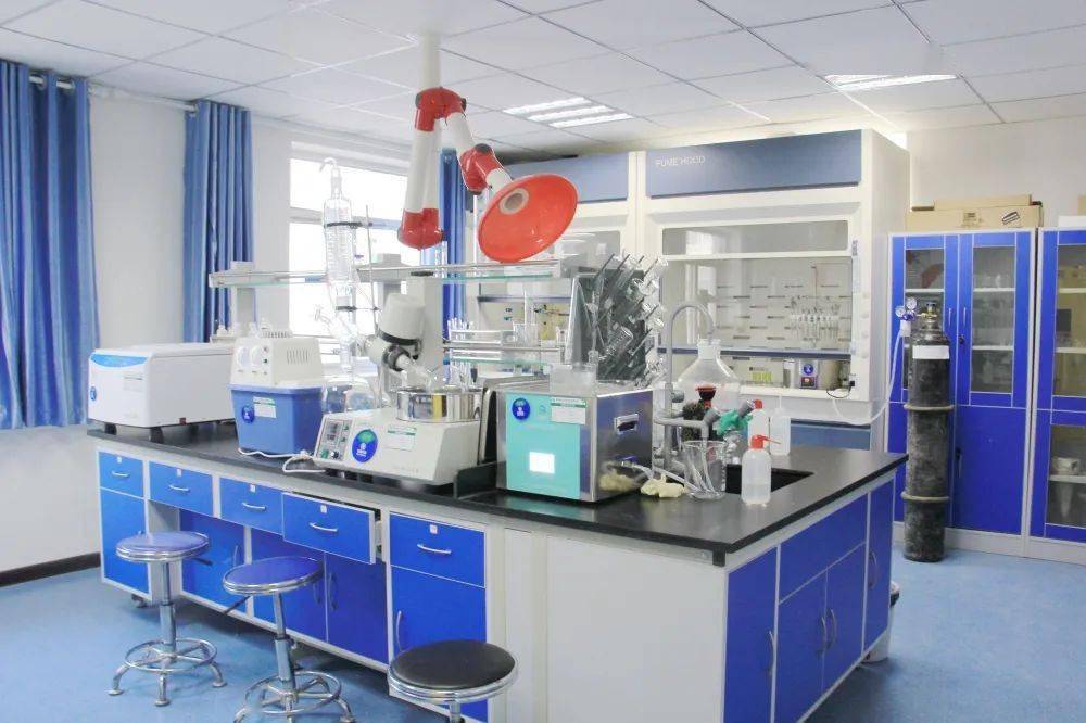 岷縣食品藥品檢驗(yàn)檢測(cè)中心順利通過(guò)檢驗(yàn)檢測(cè)機(jī)構(gòu)資質(zhì)認(rèn)定 以技術(shù)服務(wù)為基石，以黨史精神為指引